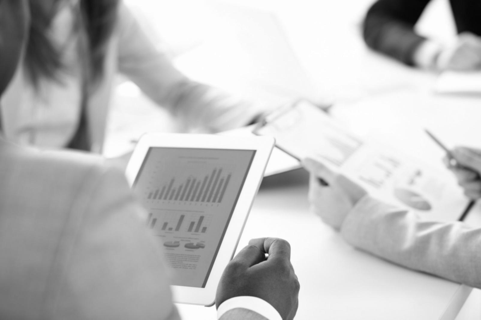 Gruppo di scrittura che collabora insieme