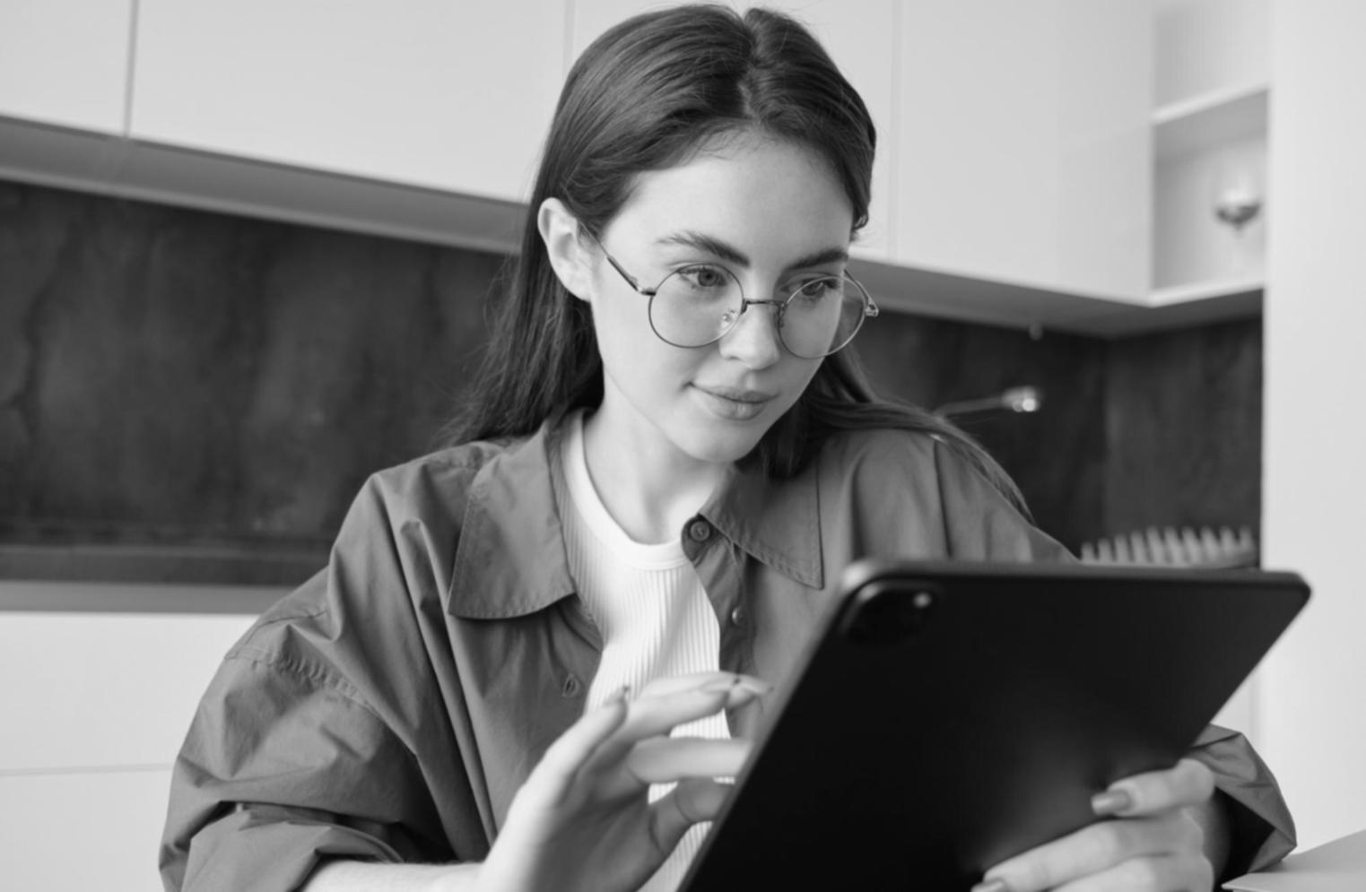 Ambiente di lavoro collaborativo durante una sessione di scrittura presso valenquarix