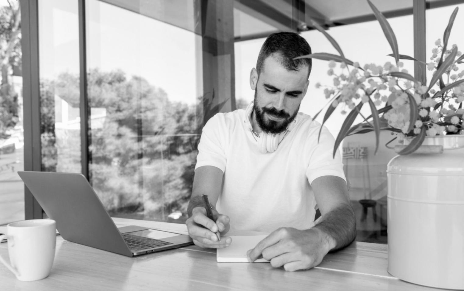 Materiali di scrittura e note durante un workshop pratico di valenquarix