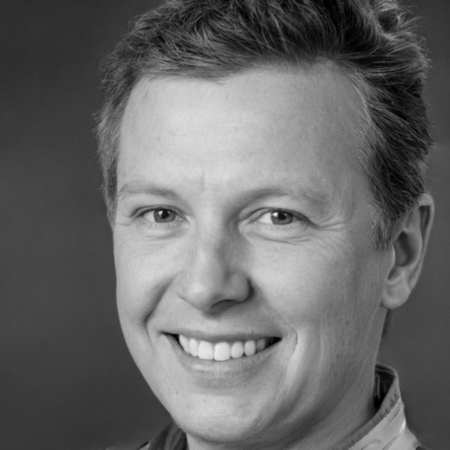 Davorin Svetlić mentre revisiona un manoscritto con uno studente