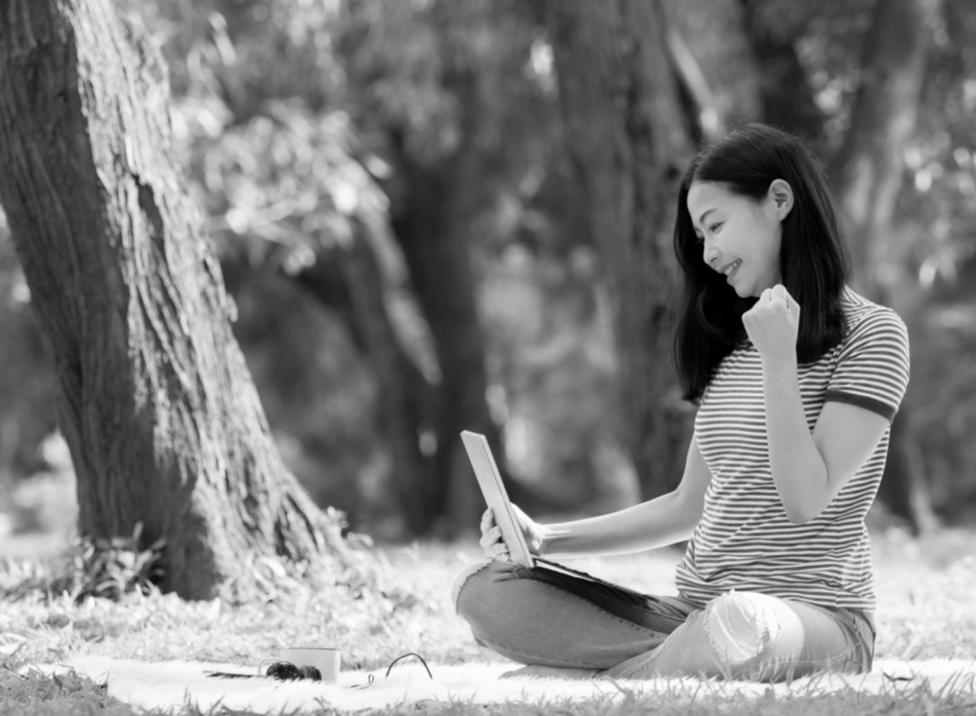 Spazio creativo dedicato alla scrittura con materiali e appunti sparsi su una scrivania luminosa